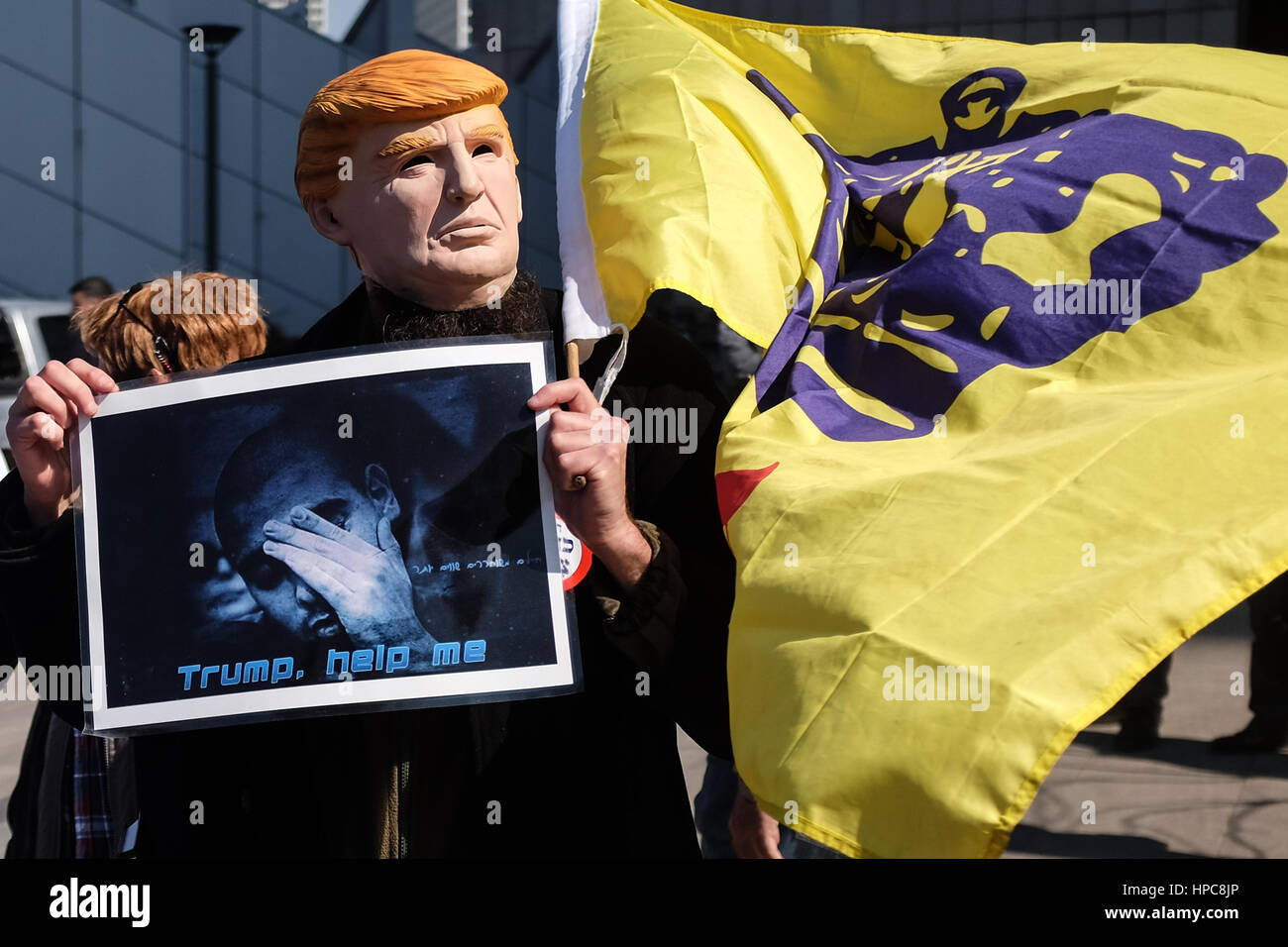 Tel Aviv, Israël. 21 Février, 2017. Les partisans de l'IDF Le Sgt. Elor Azaria, reconnu coupable d'homicide involontaire dans la mort de mars 2015 Peuple palestinien Abdel Fatah al Sharif comme il était blessé et impuissant à Hébron, manifester devant un tribunal militaire en session au siège de la FDI à Tel Aviv, en haut la main de la peine. Azaria a été condamné à 18 mois d'emprisonnement et d'une rétrogradation à privé. Credit : Alon Nir/Alamy Live News Banque D'Images