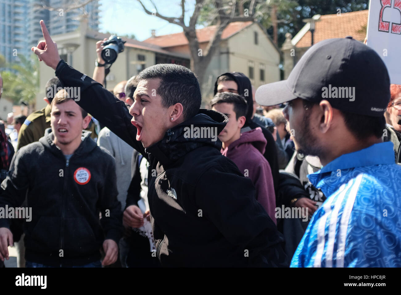 Tel Aviv, Israël. 21 Février, 2017. Les partisans de l'IDF Le Sgt. Elor Azaria, reconnu coupable d'homicide involontaire dans la mort de mars 2015 Peuple palestinien Abdel Fatah al Sharif comme il était blessé et impuissant à Hébron, manifester devant un tribunal militaire en session au siège de la FDI à Tel Aviv, en haut la main de la peine. Azaria a été condamné à 18 mois d'emprisonnement et d'une rétrogradation à privé. Credit : Alon Nir/Alamy Live News Banque D'Images