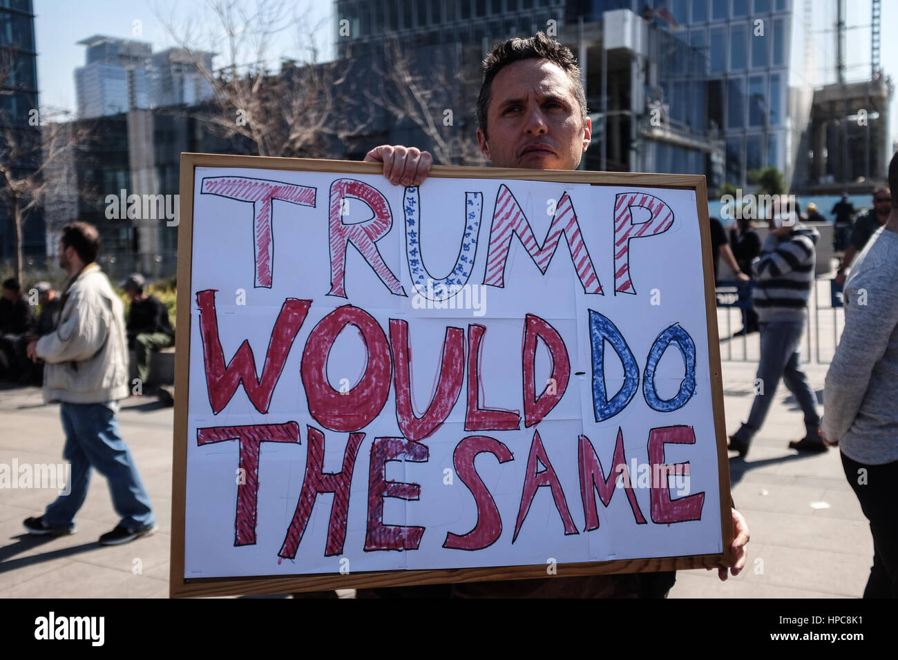 Tel Aviv, Israël. 21 Février, 2017. Les partisans de l'IDF Le Sgt. Elor Azaria, reconnu coupable d'homicide involontaire dans la mort de mars 2015 Peuple palestinien Abdel Fatah al Sharif comme il était blessé et impuissant à Hébron, manifester devant un tribunal militaire en session au siège de la FDI à Tel Aviv, en haut la main de la peine. Azaria a été condamné à 18 mois d'emprisonnement et d'une rétrogradation à privé. Credit : Alon Nir/Alamy Live News Banque D'Images