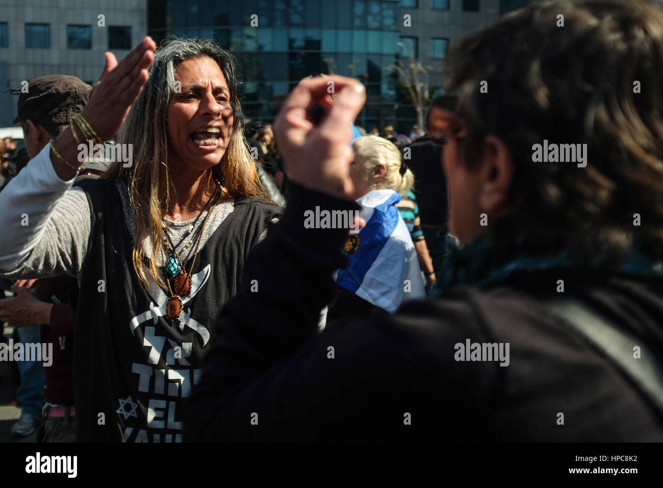 Tel Aviv, Israël. 21 Février, 2017. Les partisans de l'IDF Le Sgt. Elor Azaria, reconnu coupable d'homicide involontaire dans la mort de mars 2015 Peuple palestinien Abdel Fatah al Sharif comme il était blessé et impuissant à Hébron, manifester devant un tribunal militaire en session au siège de la FDI à Tel Aviv, en haut la main de la peine. Azaria a été condamné à 18 mois d'emprisonnement et d'une rétrogradation à privé. Credit : Alon Nir/Alamy Live News Banque D'Images