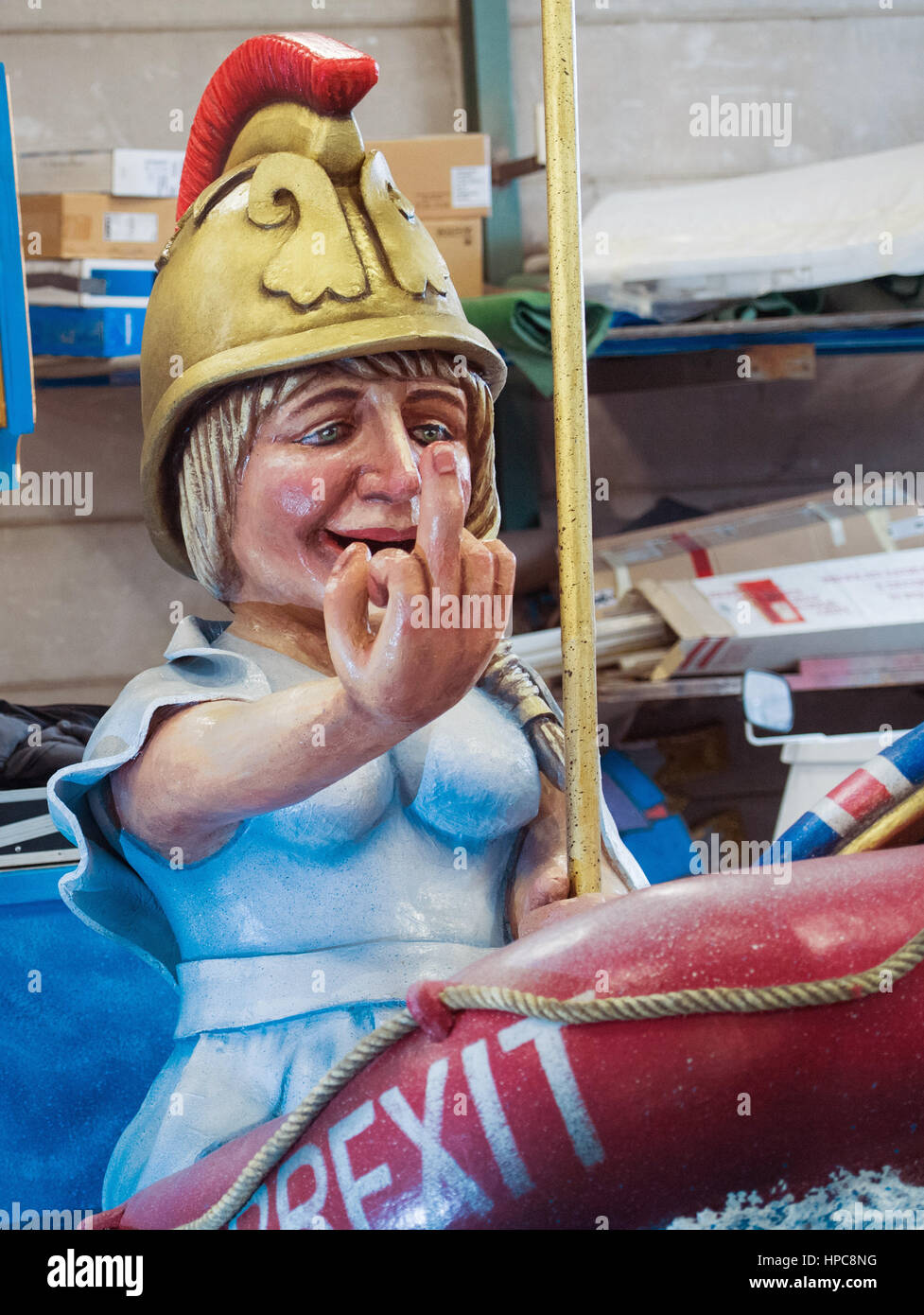 Mainz, Allemagne. Feb 21, 2017. La 'Règle, Britannia' carnival float représentant le premier ministre britannique Theresa mai dans un esquif gonflable avec le mot 'Brexit' imprimé sur le côté comme vu à Mainz, Allemagne, 21 février 2017. L'Association du carnaval de Mayence (MCV) a présenté le flotteur en vue de la prochaine présentation lundi de carnaval. Photo : Andreas Arnold/dpa/Alamy Live News Banque D'Images