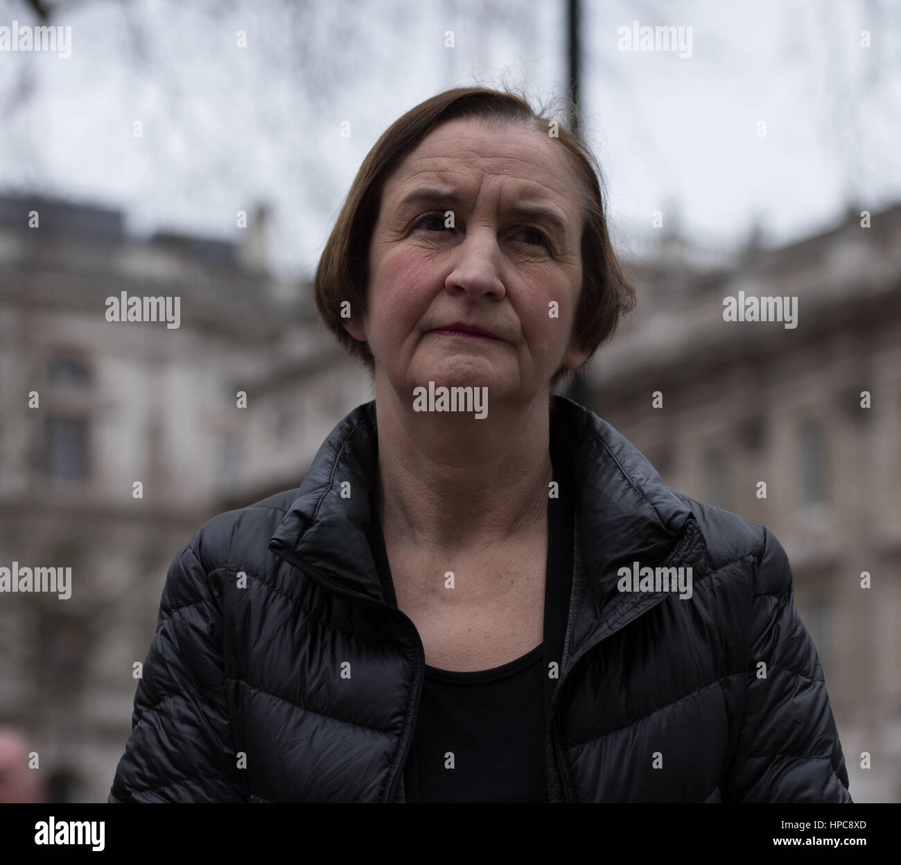 Londres, Royaume-Uni. Feb 21, 2017. Nia Griffith MP Shadow Secrétaire de la défense des membres de l'Union européenne unissent les adresses de l'établissement d'armes automatiques (AWE) protester contre les changements proposés au régime de pension en dehors de la ministre de la Défense, Whitehall, Londres Crédit : Ian Davidson/Alamy Live News Banque D'Images