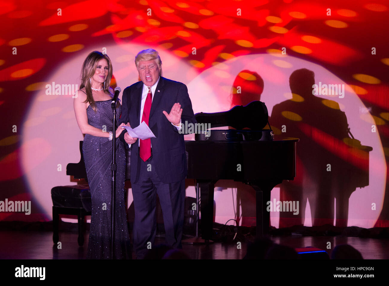 Las Vegas, USA. Feb 20, 2017. Donald Trump impersonator Marcel Forestieri, droite, et Melania Trump impersonator Mycki Manning remettre un prix lors de la remise des Prix du rabatteur au Golden Nugget Hotel & Casino à Las Vegas, Nevada, le 20 février 2017. La cérémonie se veut un hommage humoristique à l'Academy Awards. Banque D'Images