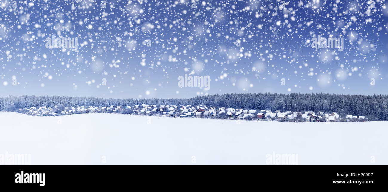 Panorama de Noël matin neigeux de l'hiver noël. arrière-plan. Neige dans le matin de Noël. Banque D'Images