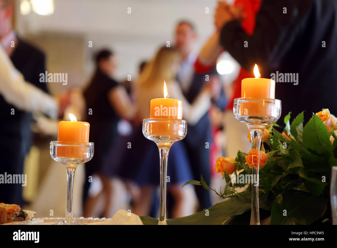 Couples de danseurs au cours de partie ou célébration de mariage Banque D'Images