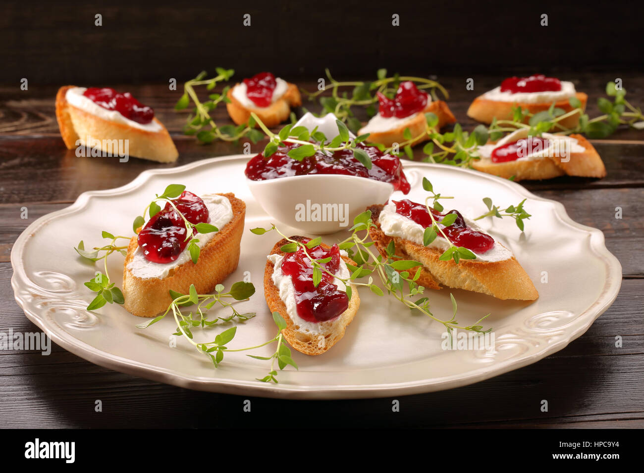 Toast avec du fromage cottage et de confiture de canneberges Banque D'Images