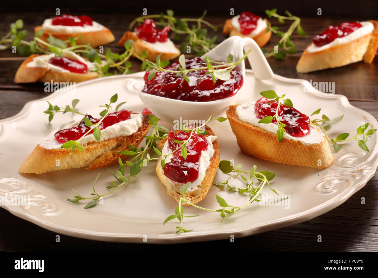 Toast avec du fromage cottage et de confiture de canneberges Banque D'Images