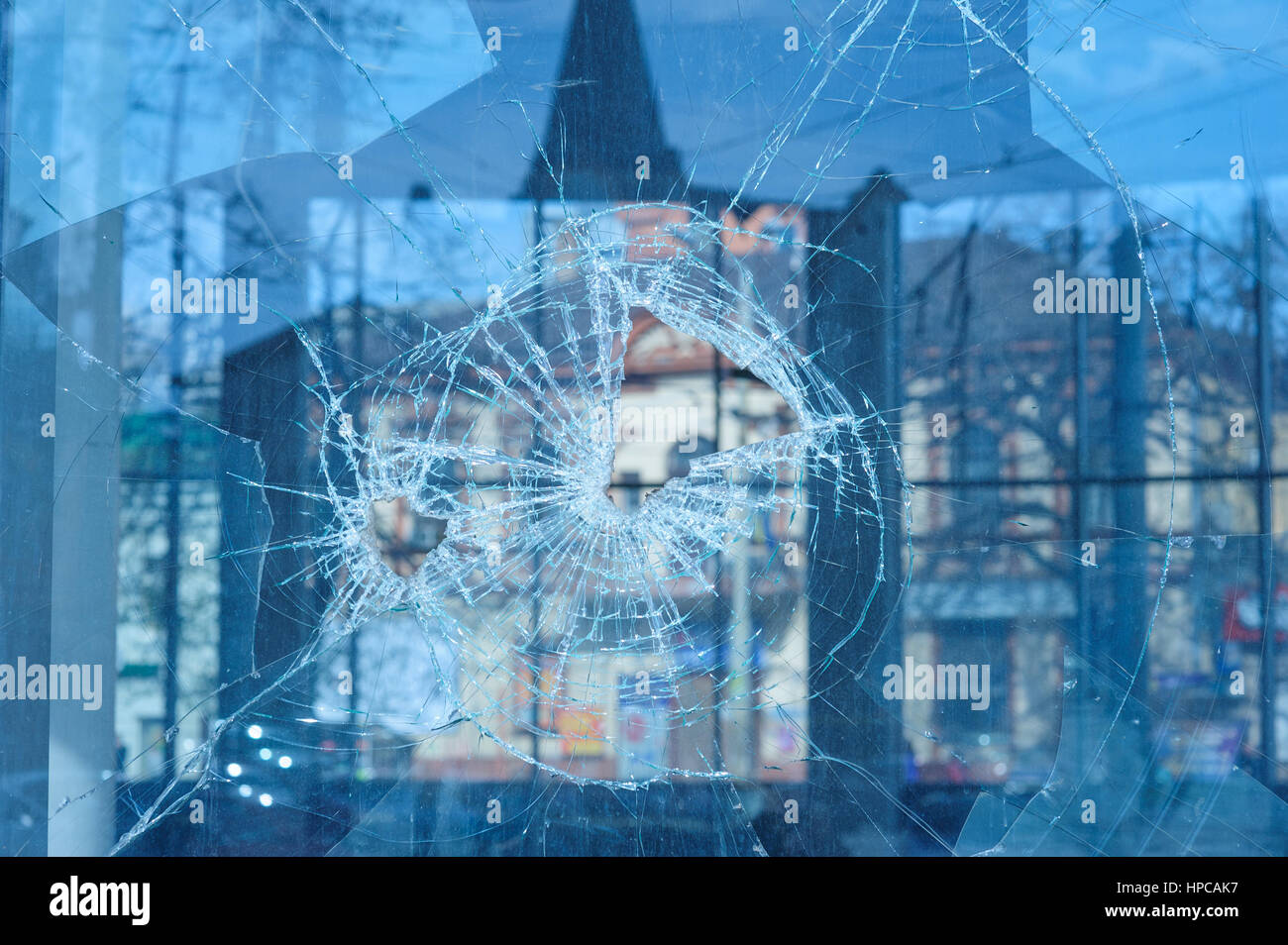 Bullets percé dans la fenêtre en verre Banque D'Images