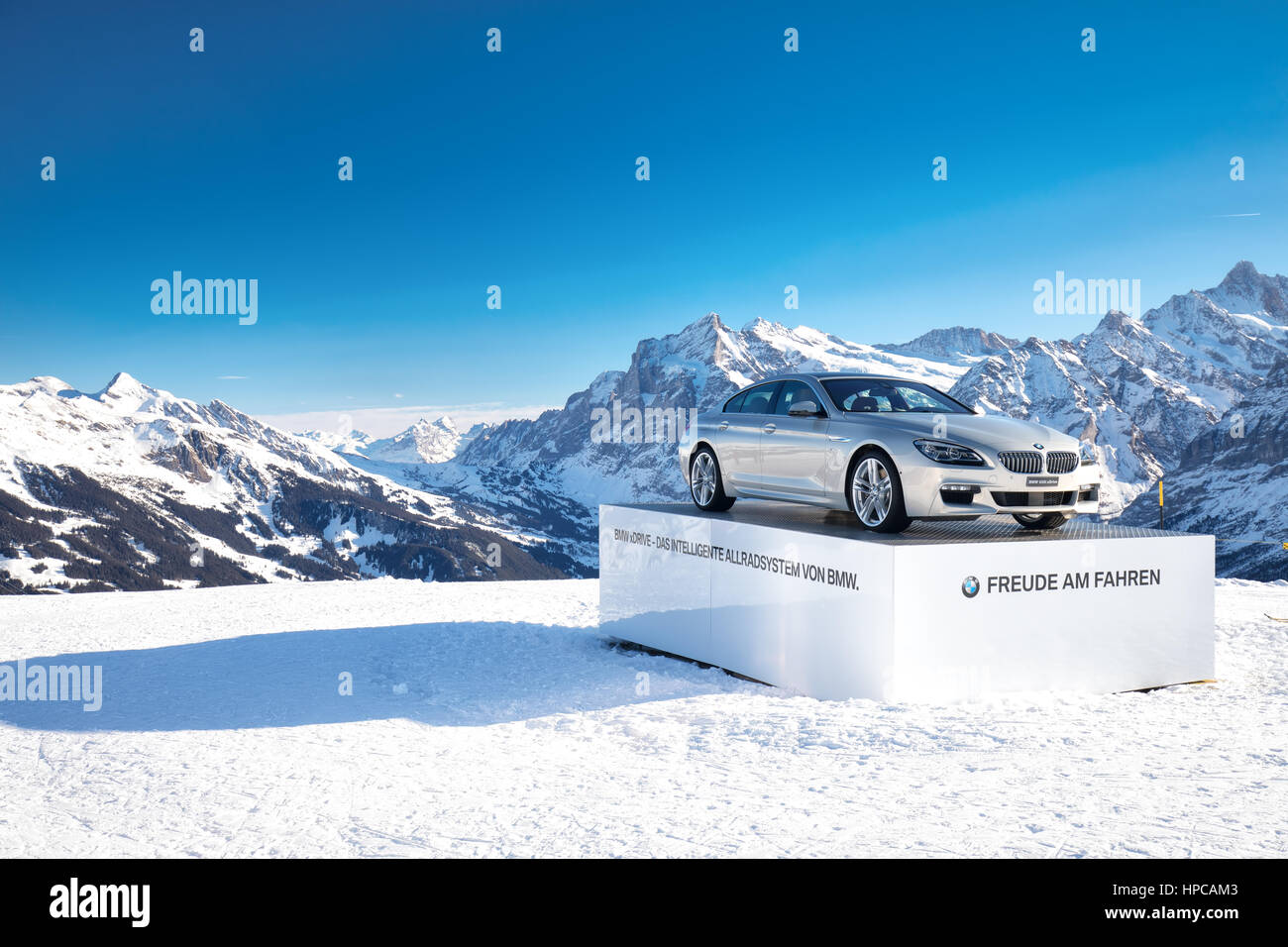 Voiture BMW sur la région de ski haut de Jungrau avec Eiger, Mönch et Jungrau pics, Berner Oberland, Suisse Banque D'Images