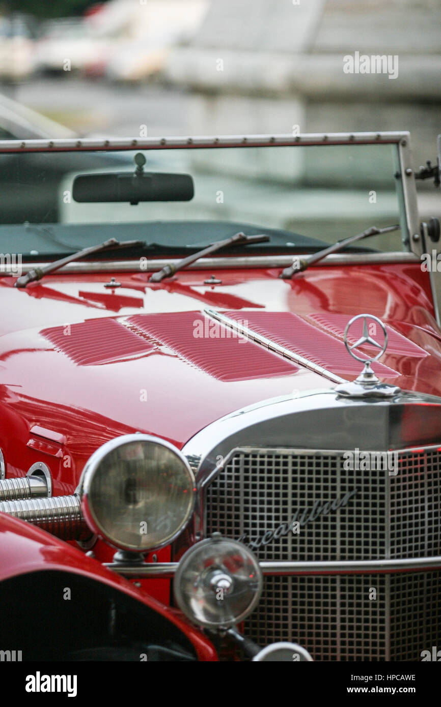Bucarest, Roumanie, le 23 juin 2009 : old red 1964 Mercedes Excalibur SS est exposé dans le stationnement d'un hôtel de luxe à Bucarest. Banque D'Images