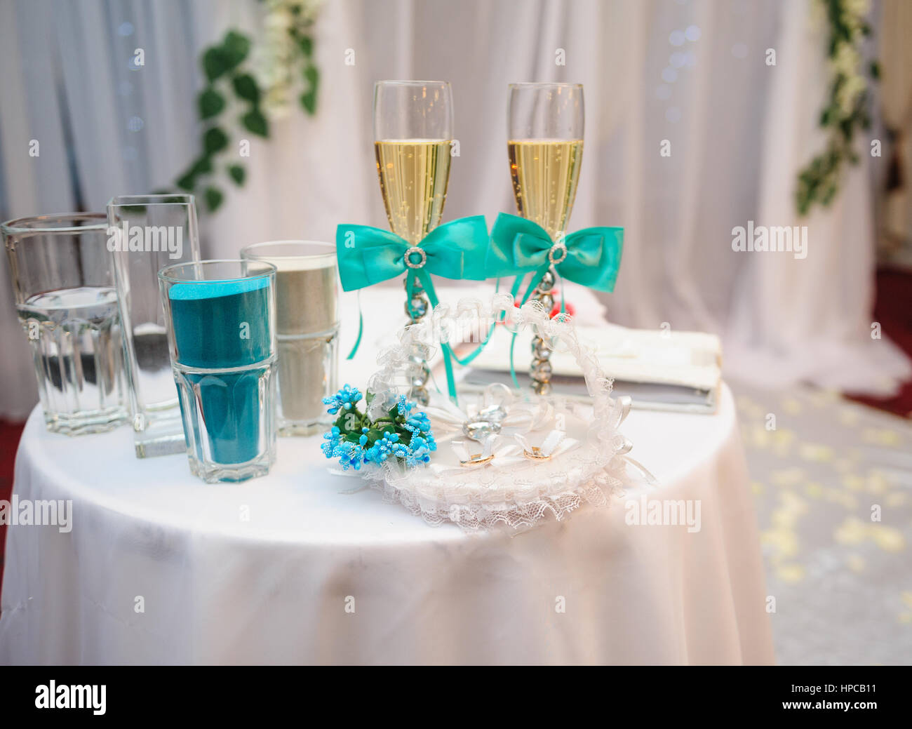 Deux verres de champagne et d'autres attributs pour la cérémonie de mariage Banque D'Images