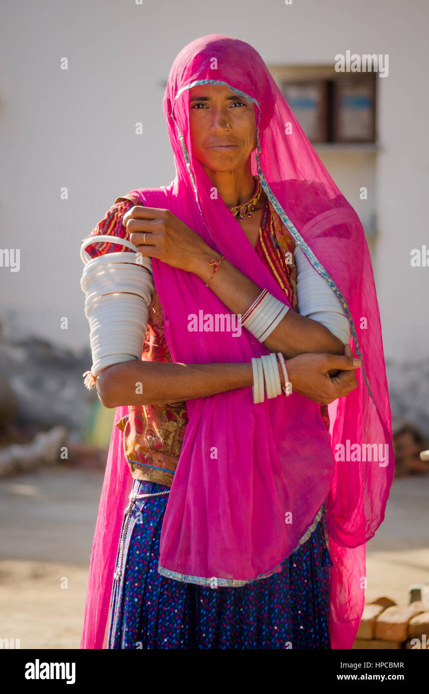 Le Rajasthan INDE Le 20 novembre 2016 Une femme portant un Rajasthani robe traditionnelle avec pink sari et ornements sur ses mains Photo Stock Alamy