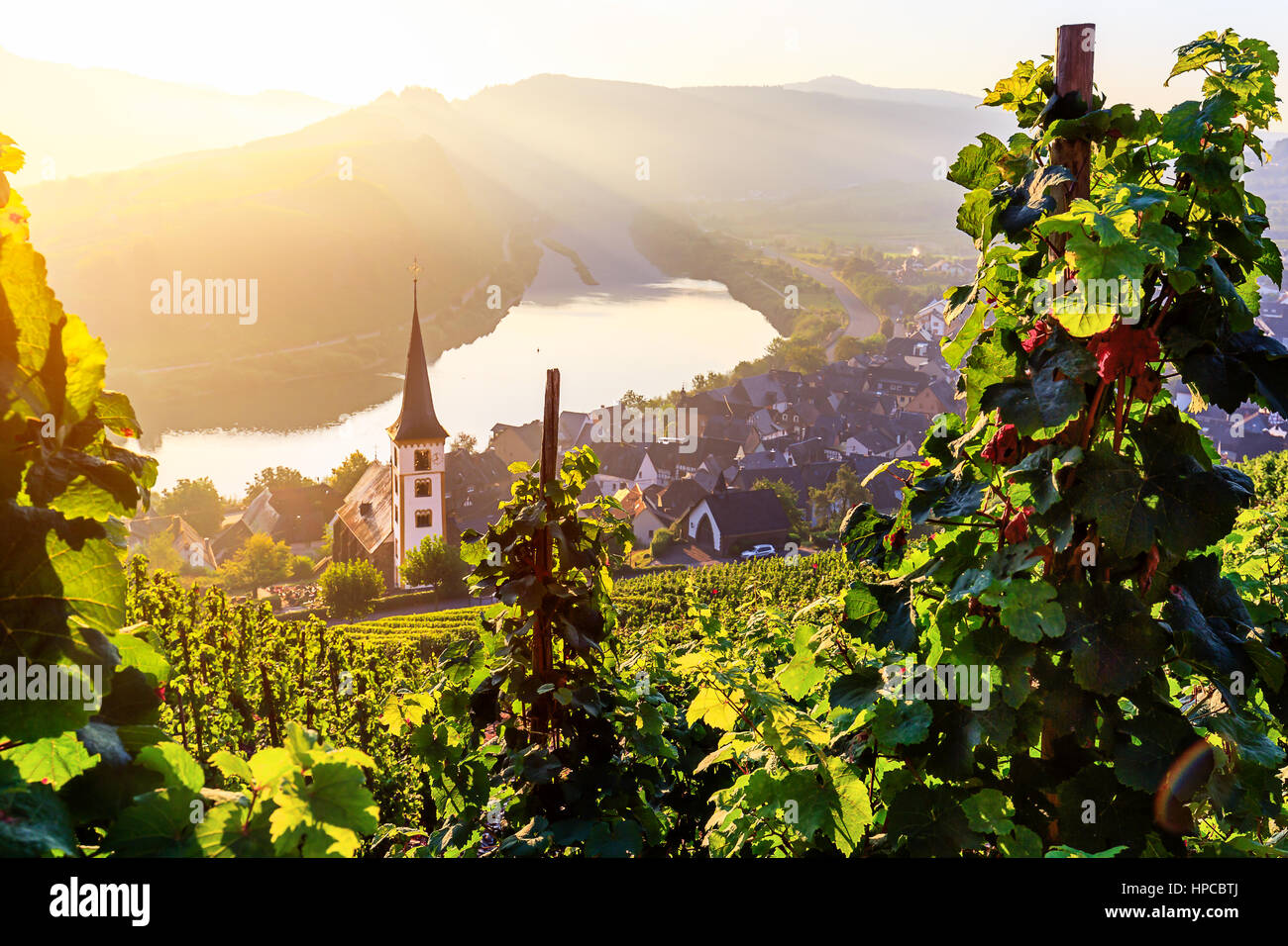 Lever du soleil sur la rivière Moselle bend sur le village Bremm Banque D'Images