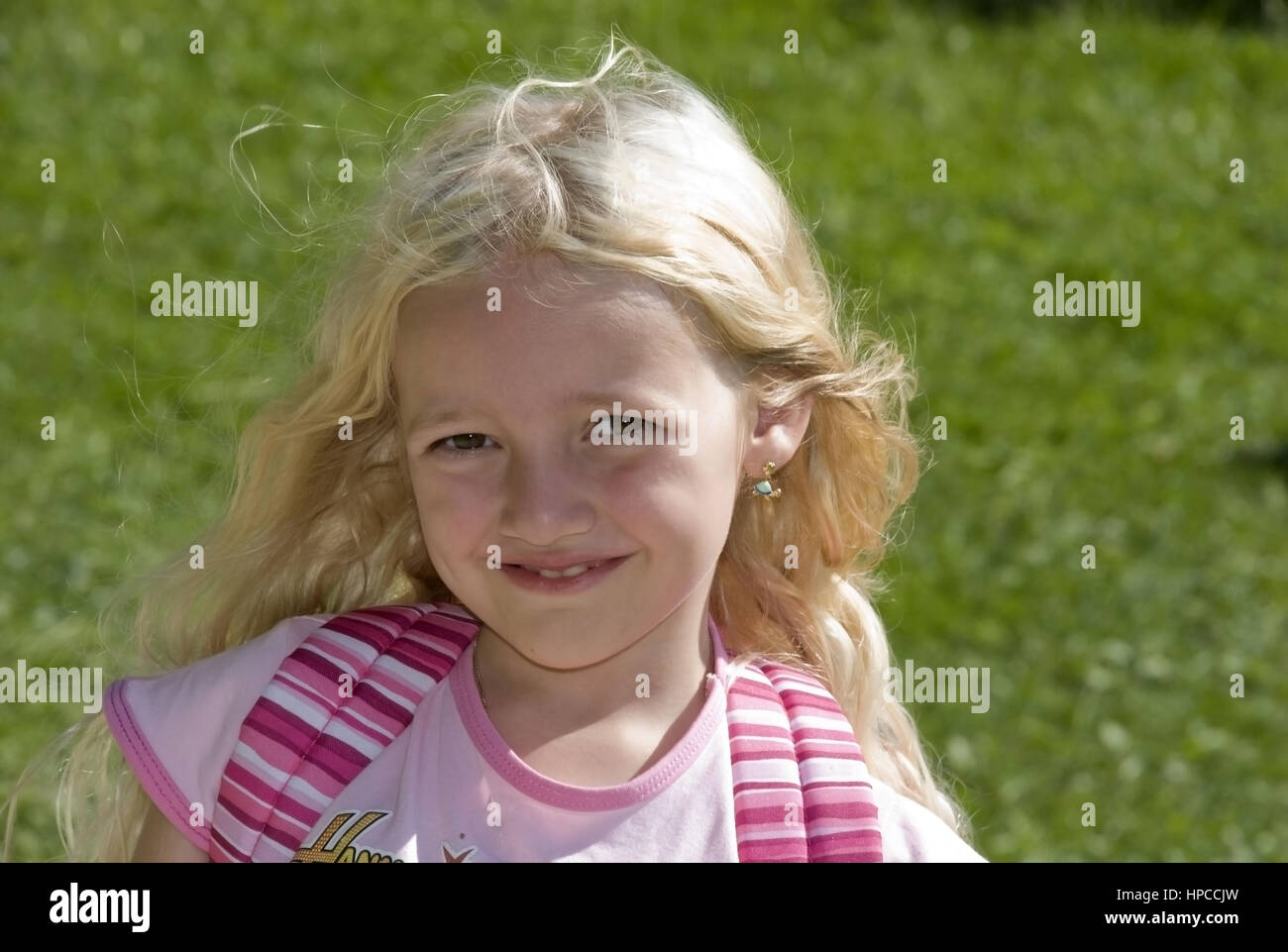 Blondes Maedchen, 7, dans la région de Wiese - blonde girl in meadow Banque D'Images