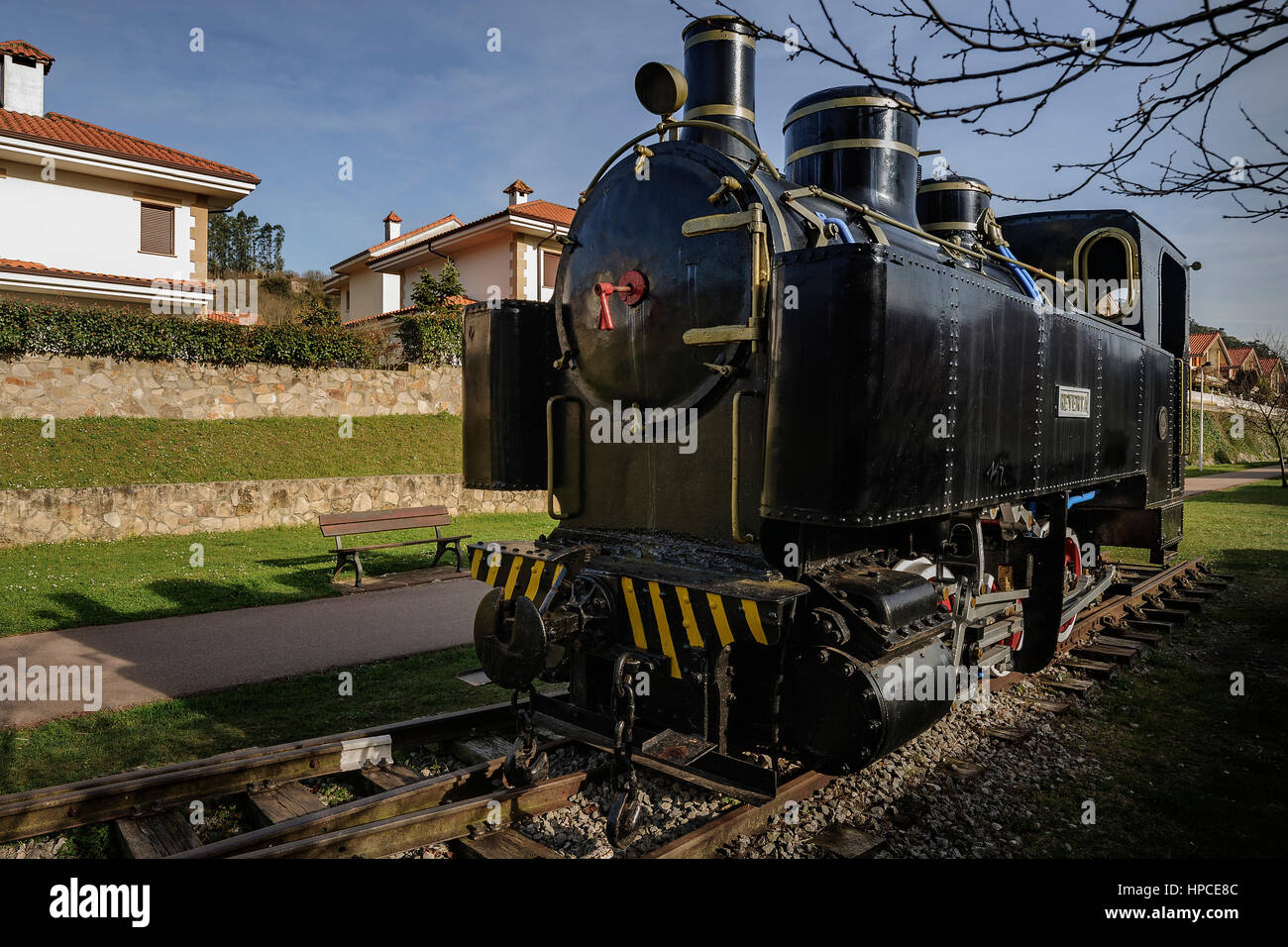 Vieille locomotive à vapeur Reyerta dans le village de Puente Viesgo, en Cantabrie Espagne. Banque D'Images