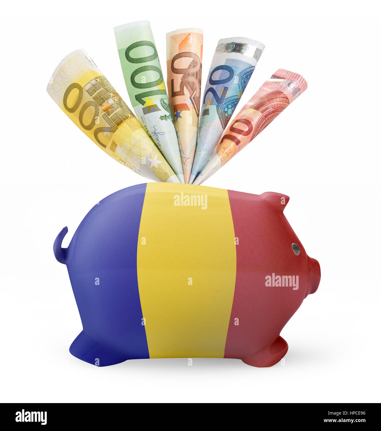 Vue latérale d'une tirelire avec le dessin du drapeau de la Roumanie et divers billets européens.(série) Banque D'Images