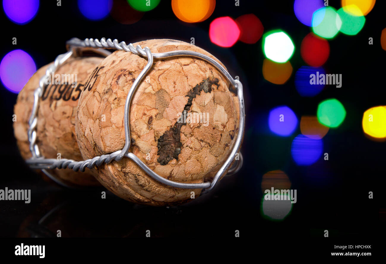 Bouchon de Champagne avec la forme de la Norvège ont brûlé dans les feux colorés et flou en arrière-plan.(série) Banque D'Images
