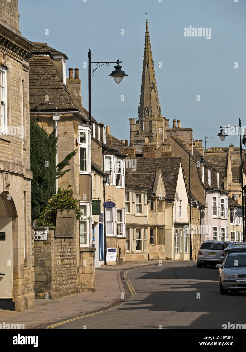 Les bâtiments en pierre et l'église All Saints, St Peter's Street, Stamford, Lincolnshire, Angleterre, RU Banque D'Images