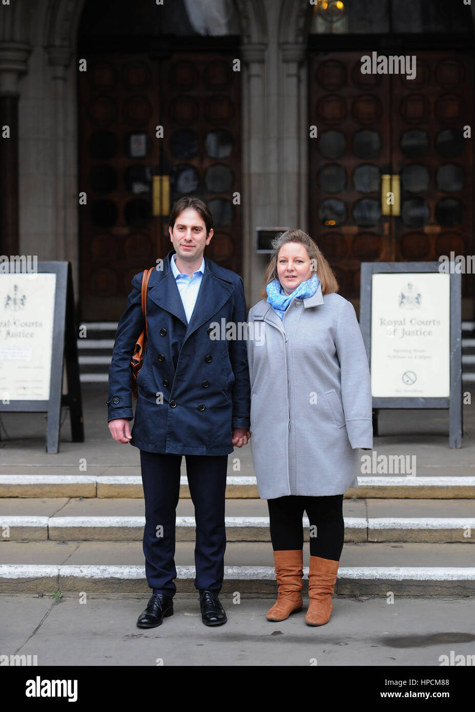 Rebecca Steinfeld et Charles Keidan en dehors de la Cour royale de Justice de Londres, où il y aura dans la dernière action en justice par le couple hétérosexuel qui luttent pour le droit de conclure un partenariat civil. Banque D'Images