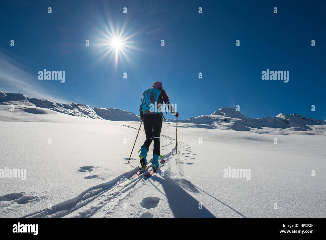Fille en montée avec les peaux de phoque et de ski alpinisme sur les alpes Banque D'Images