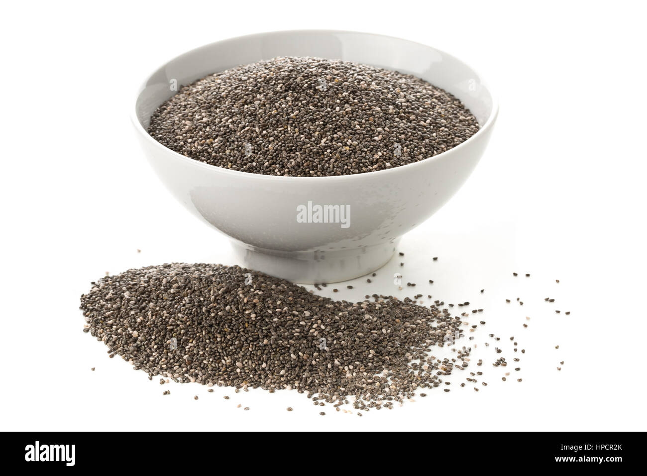 Matières et à l'état brut, les graines de chia noir en boule blanche sur fond blanc Banque D'Images
