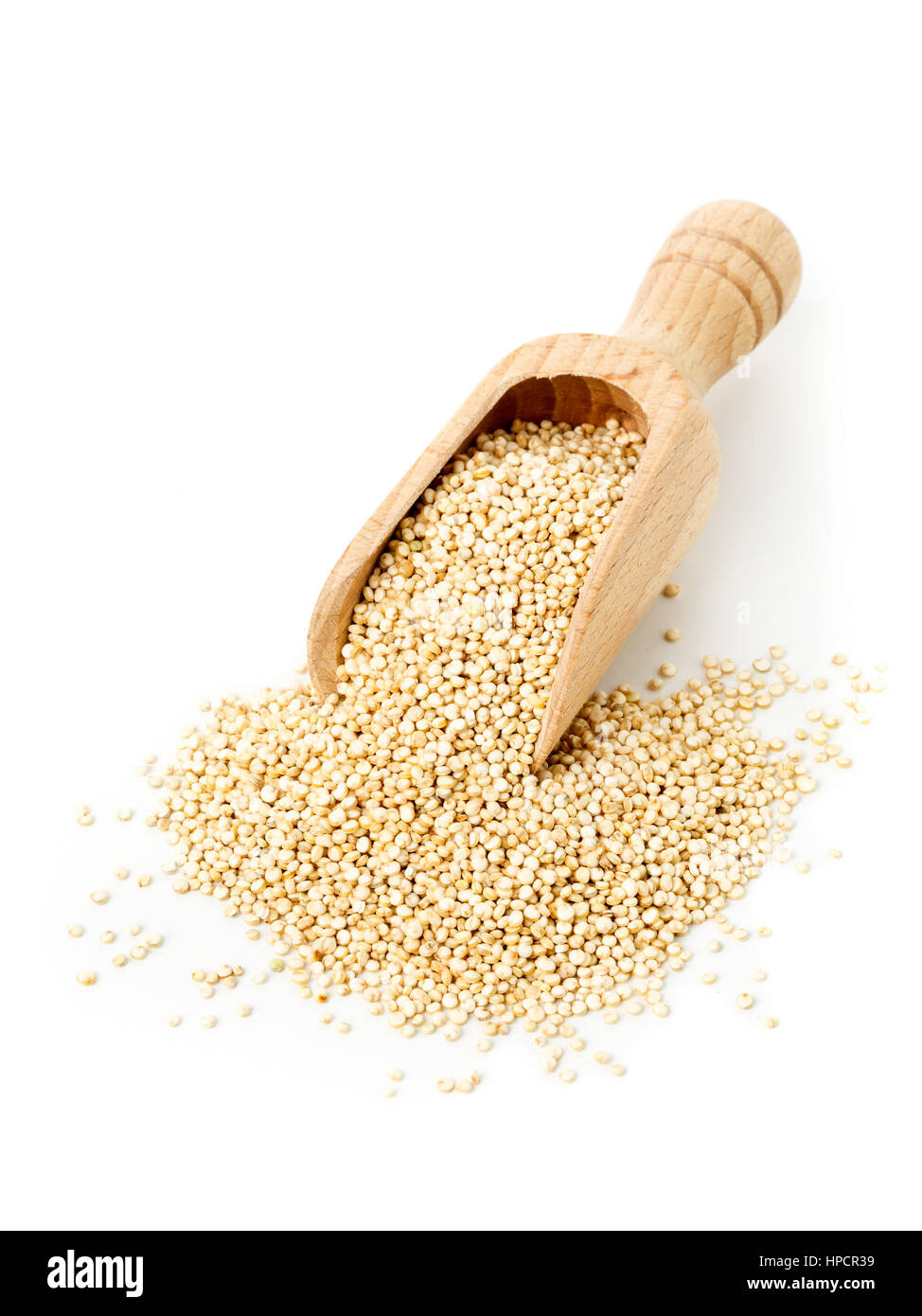 Ensemble, les matières premières non transformées, de semences de quinoa dans scoop en bois sur fond blanc Banque D'Images