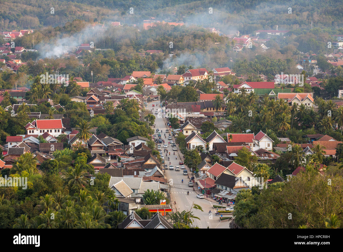 Vue de dessus de Luang Prabang à partir de la montagne Phousi au coucher du soleil. Banque D'Images