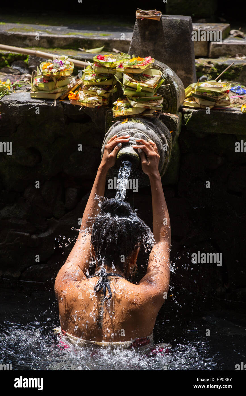 Bali, Indonésie - Août 7, 2016 : balinais non identifié femme prendre un bain dans les sources sacrées de Tirta Empul à Bali, Indonésie. Banque D'Images