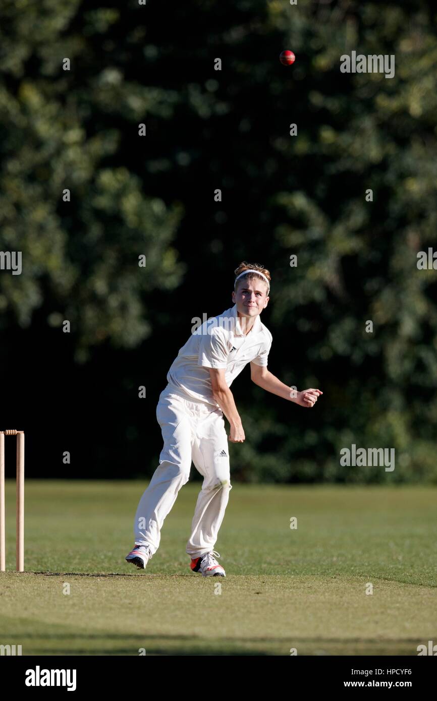 1er CC Marnhull XI vs Stalbridge CC 2e XI, samedi, 13 août, 2016 - Dorset - Angleterre. Bowler en action Banque D'Images