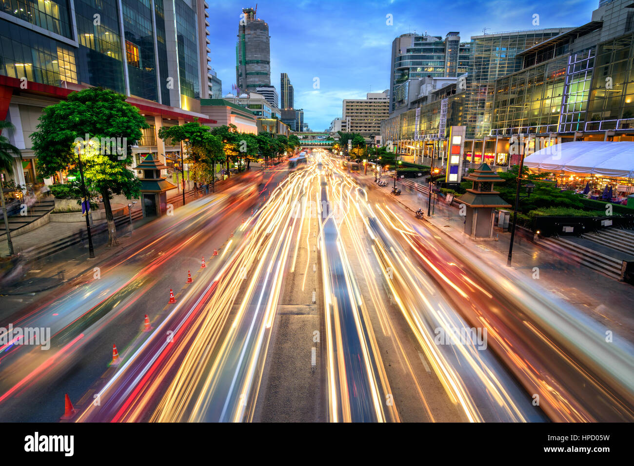 Rue animée de la ville au crépuscule, voiture pleine de traces légères ; dynamique blue hour shot avec une exposition longue, effet de flou Banque D'Images