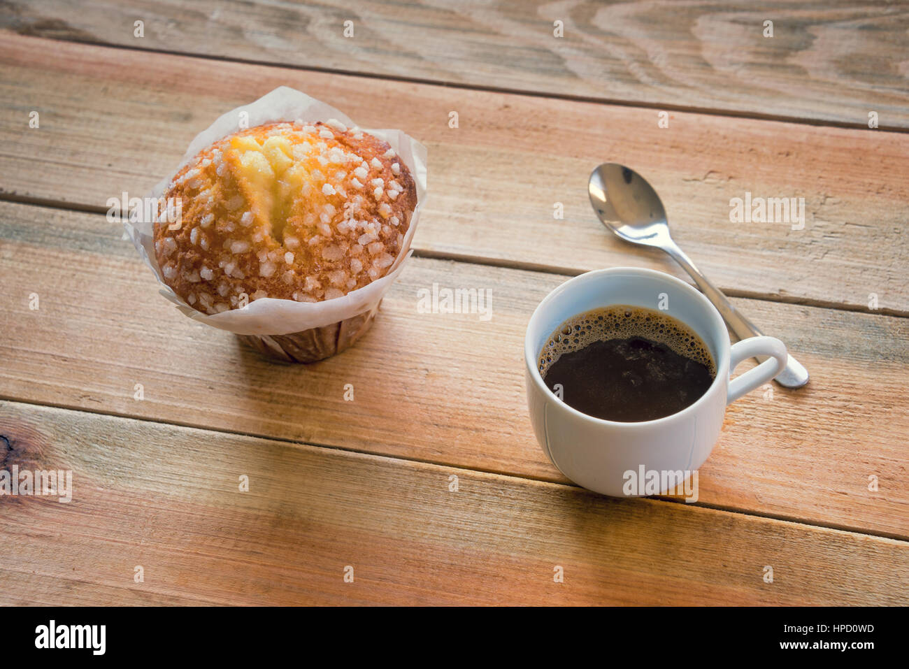 Tasse de café et un muffin sur une table en bois rustique Banque D'Images