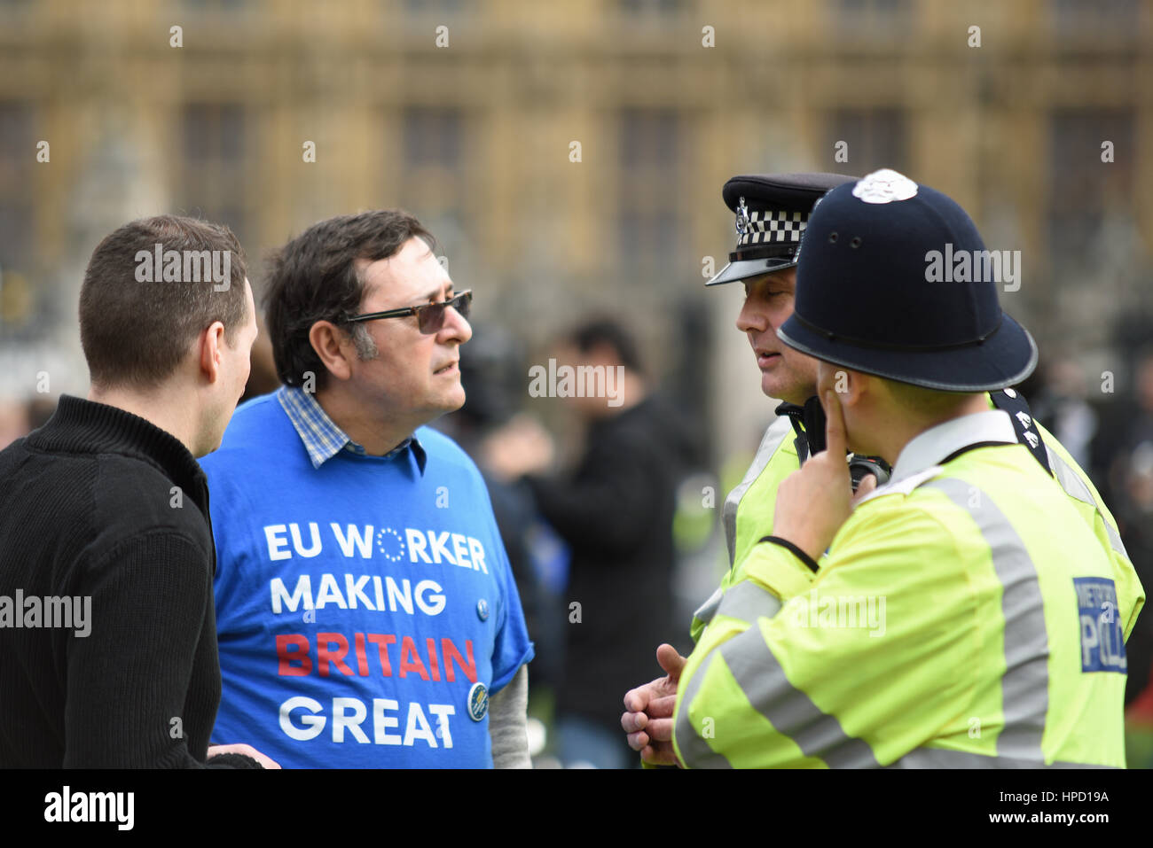 La police parle aux manifestants lors de la manifestation anti-racisme anti-Brexit sur Parliament Square, Londres, Royaume-Uni Banque D'Images