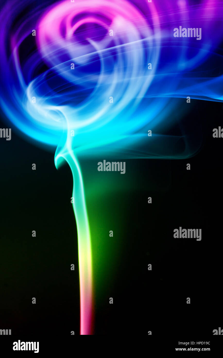 La fumée de couleur isolé sur un fond noir Banque D'Images