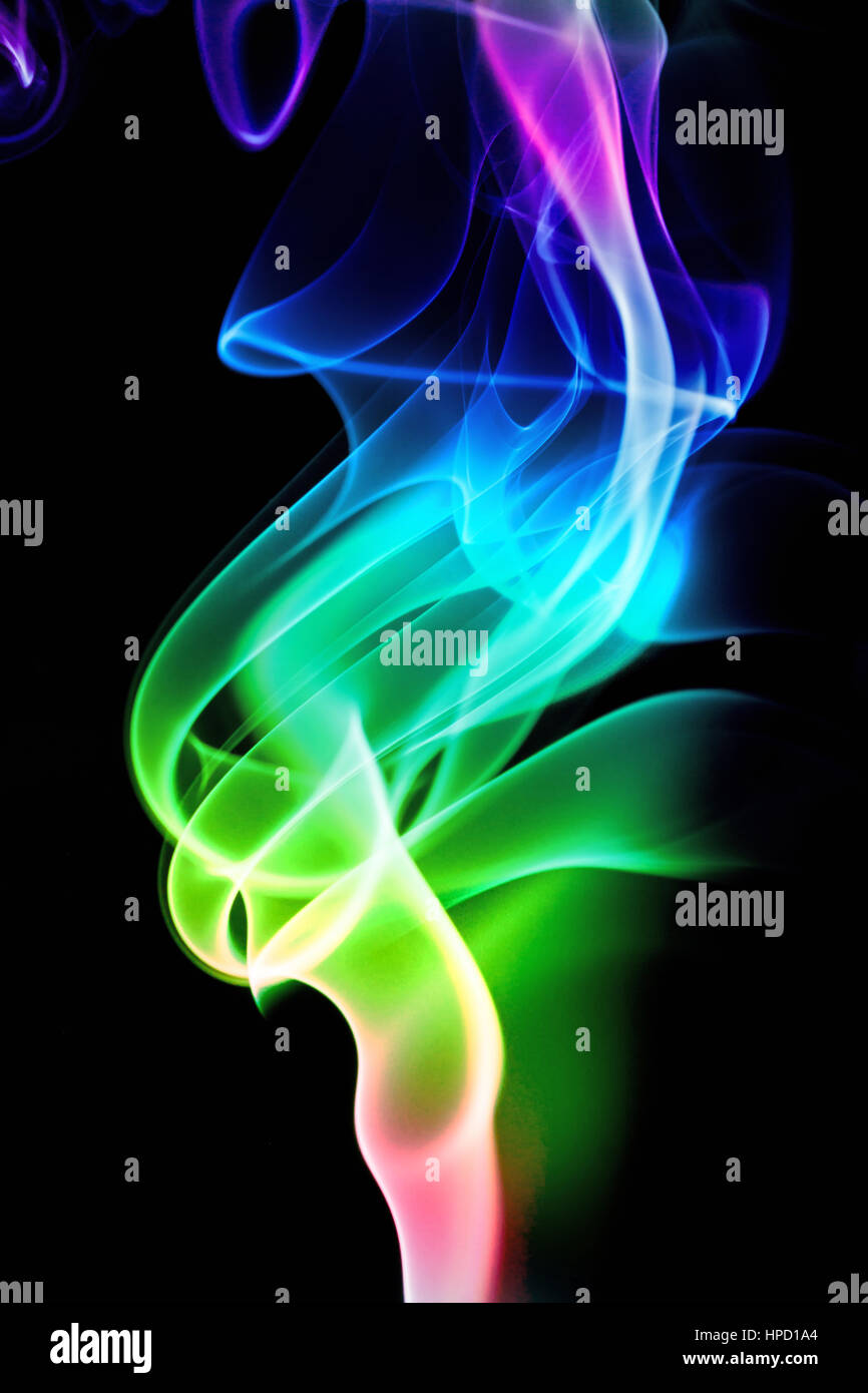 La fumée de couleur isolé sur un fond noir Banque D'Images