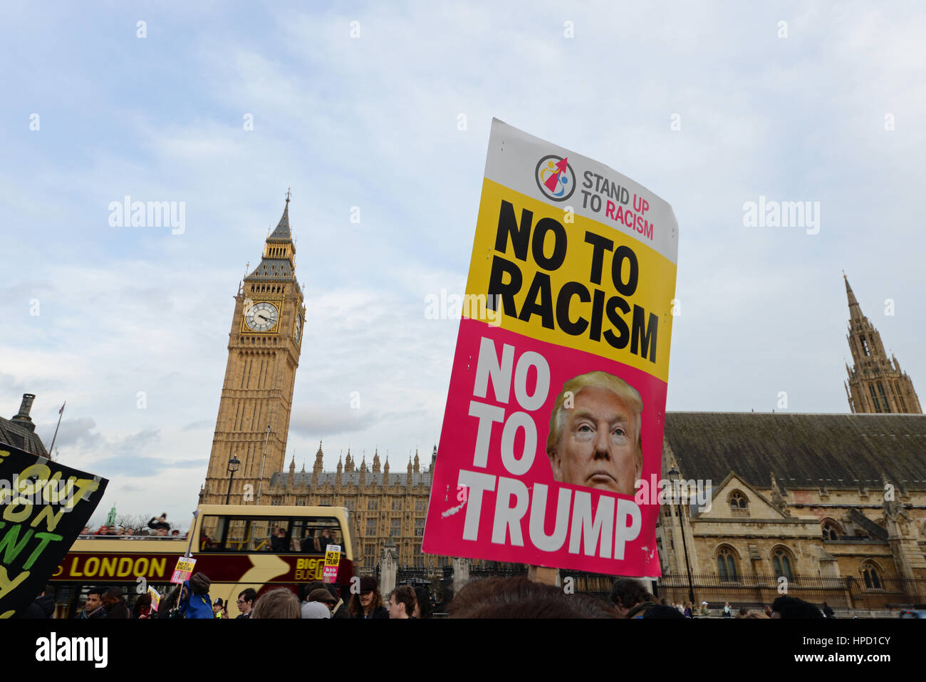 Une pancarte anti-racisme, anti Donald Trump devant le Palais de Westminster, à Londres, lors d'un rassemblement de manifestation sur la place du Parlement Banque D'Images