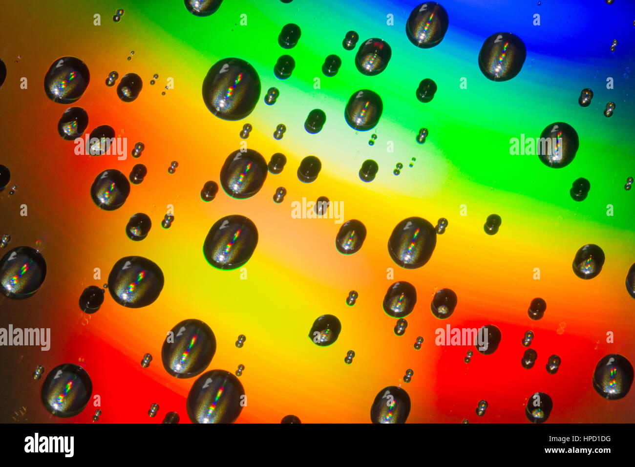 Colorful abstract formé par les gouttelettes d'eau sur la surface d'un cd Banque D'Images