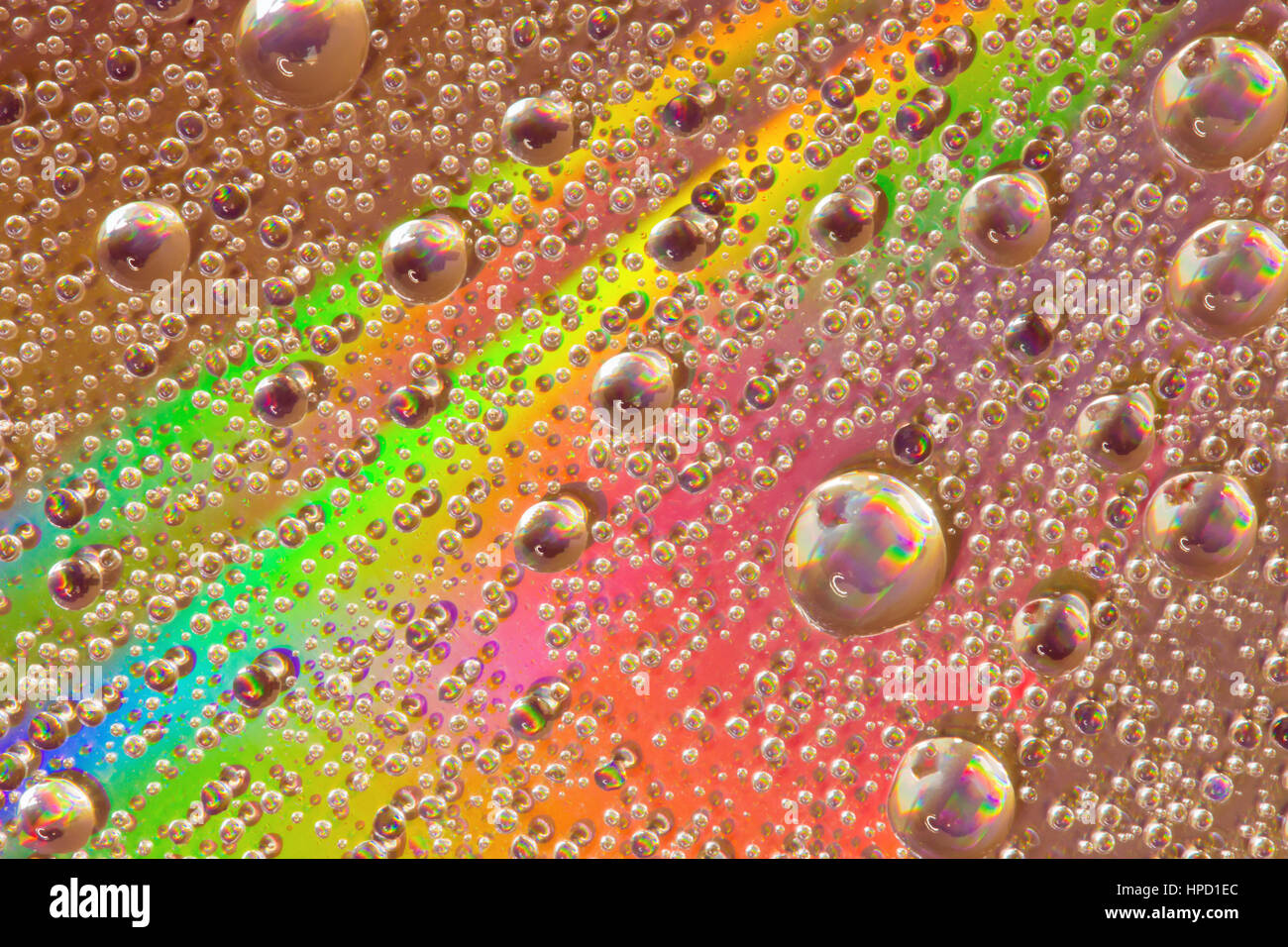 Colorful abstract formé par les gouttelettes d'eau sur la surface d'un cd Banque D'Images