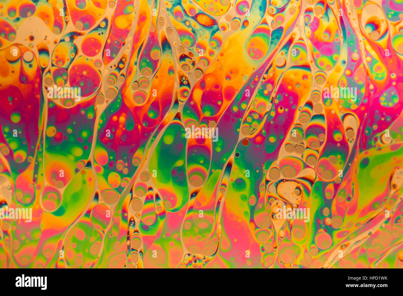 Bulle de savon multicolores résumé fond formé par la lumière se reflétant sur la surface d'un film de savon Banque D'Images