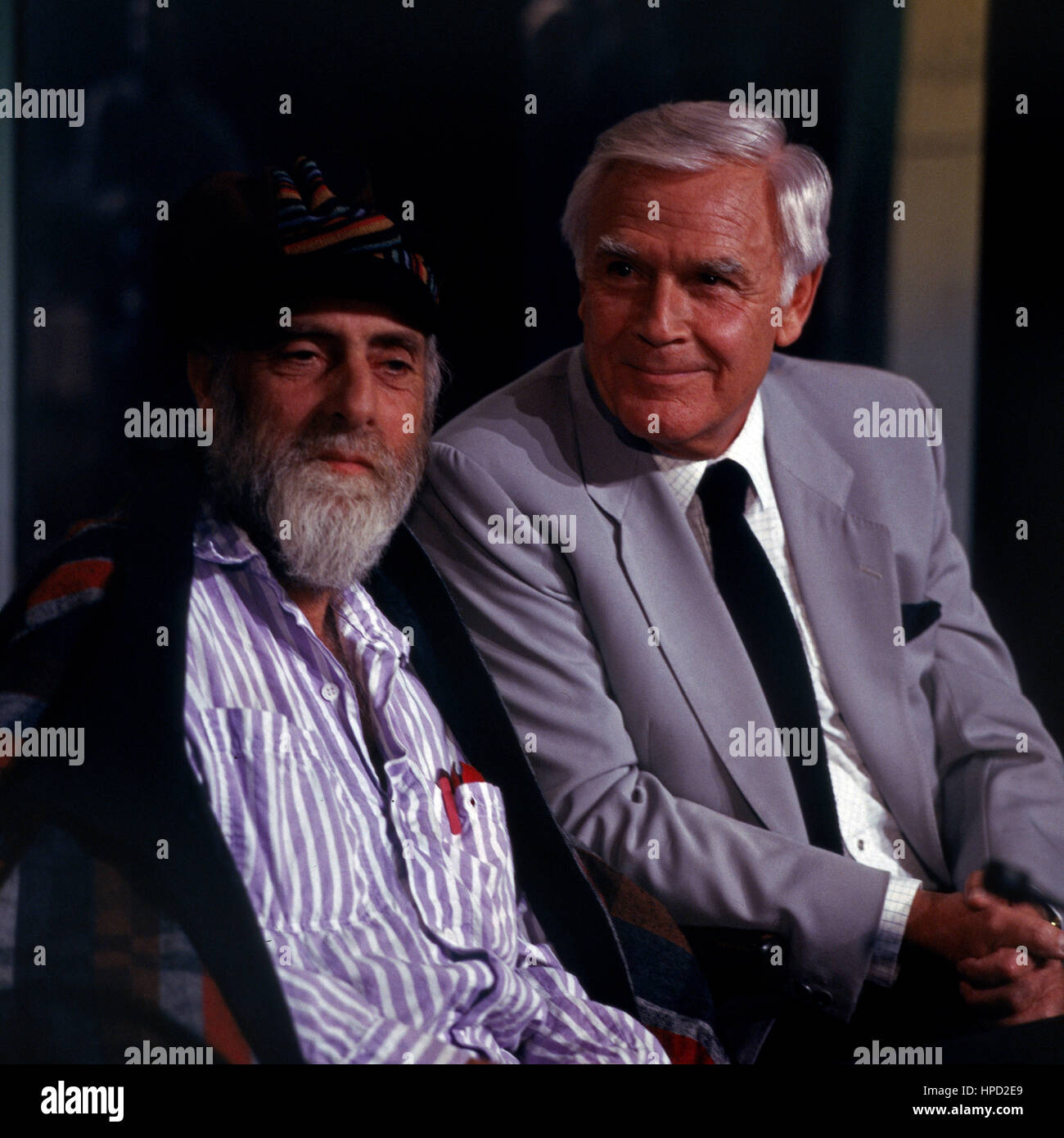 Österreichischer Künstler Friedensreich Hundertwasser mit Joachim Fuchsberger, Deutschland 1980 er Jahre. L'artiste autrichien Friedensreich Hundertwasser (à gauche) avec Joachim Fuchsberger, l'Allemagne des années 1980 er Jahre. Banque D'Images