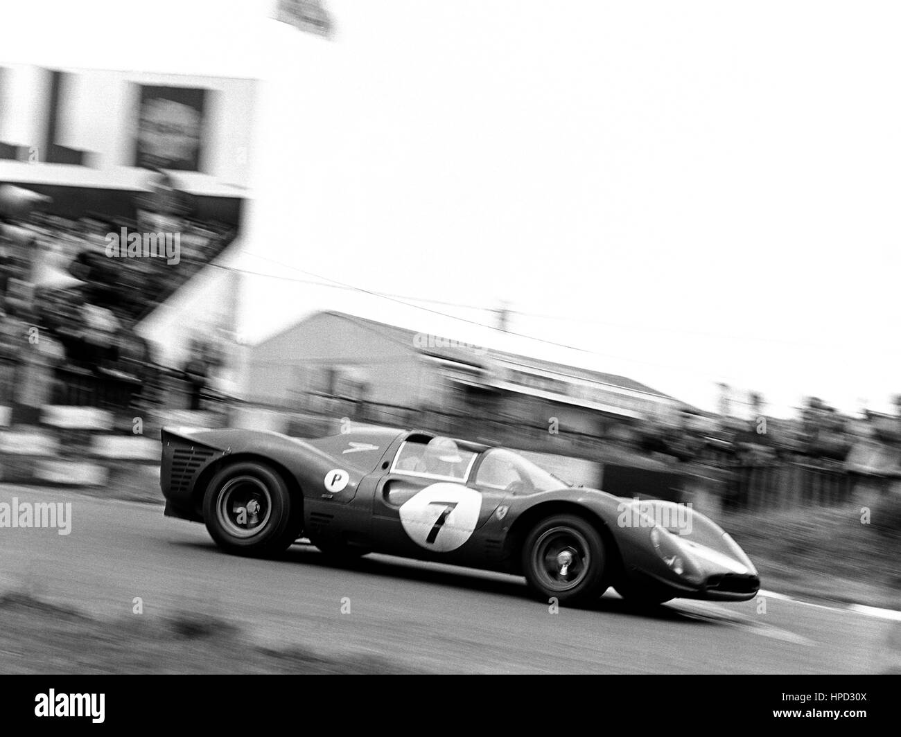 1967 L'italien Ludovico Scarfiotti Ferrari 330P4 de la BOAC 500 5e de Brands Hatch Banque D'Images