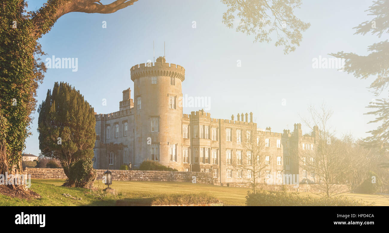 Beau paysage coucher soleil soir épique photographie d'un vieux château celtique irlandais Irlande pittoresque . château situé dans une forêt. Banque D'Images