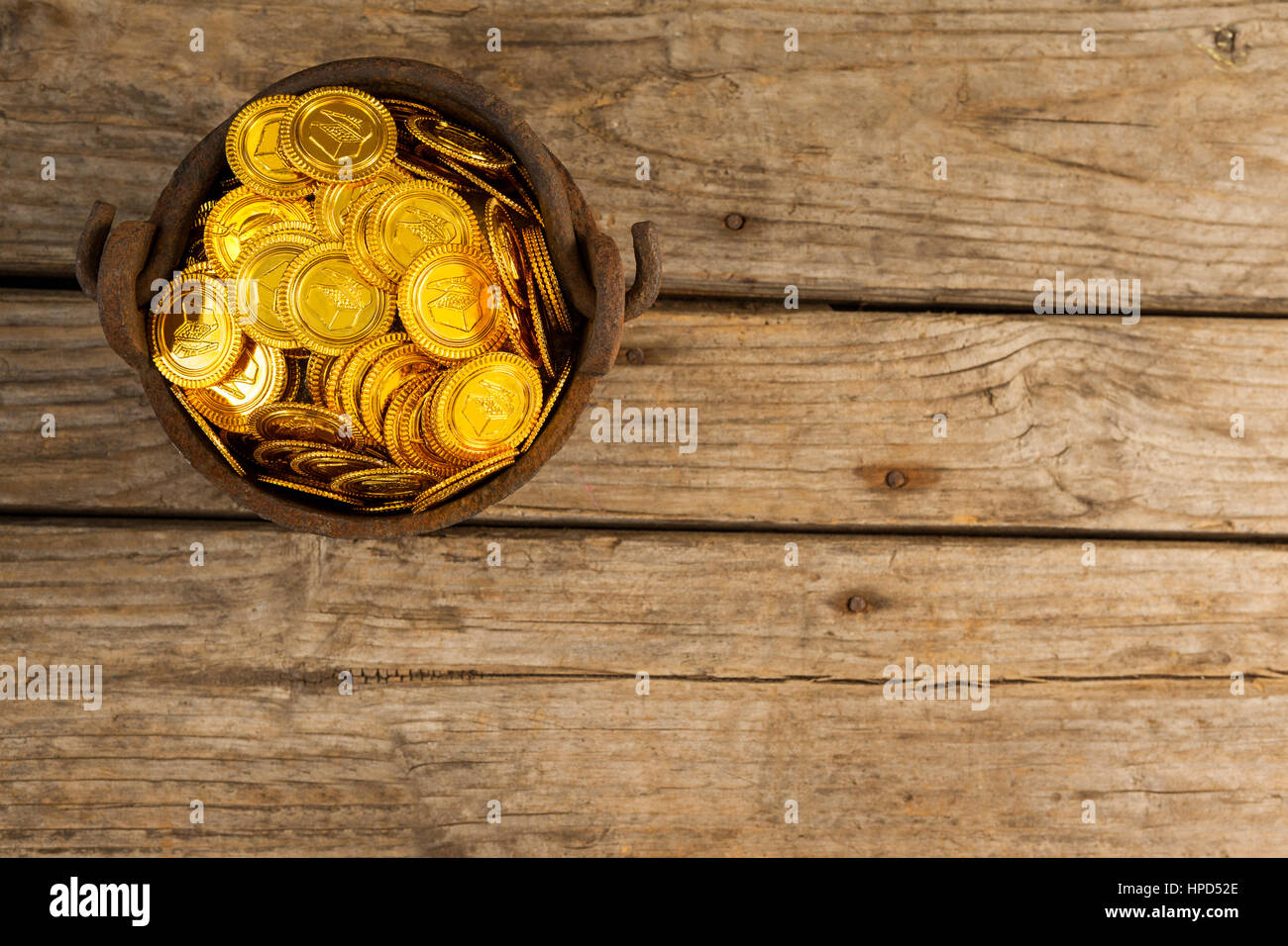 St Patrick Day pot rempli de pièces d'or au chocolat sur fond de bois Banque D'Images