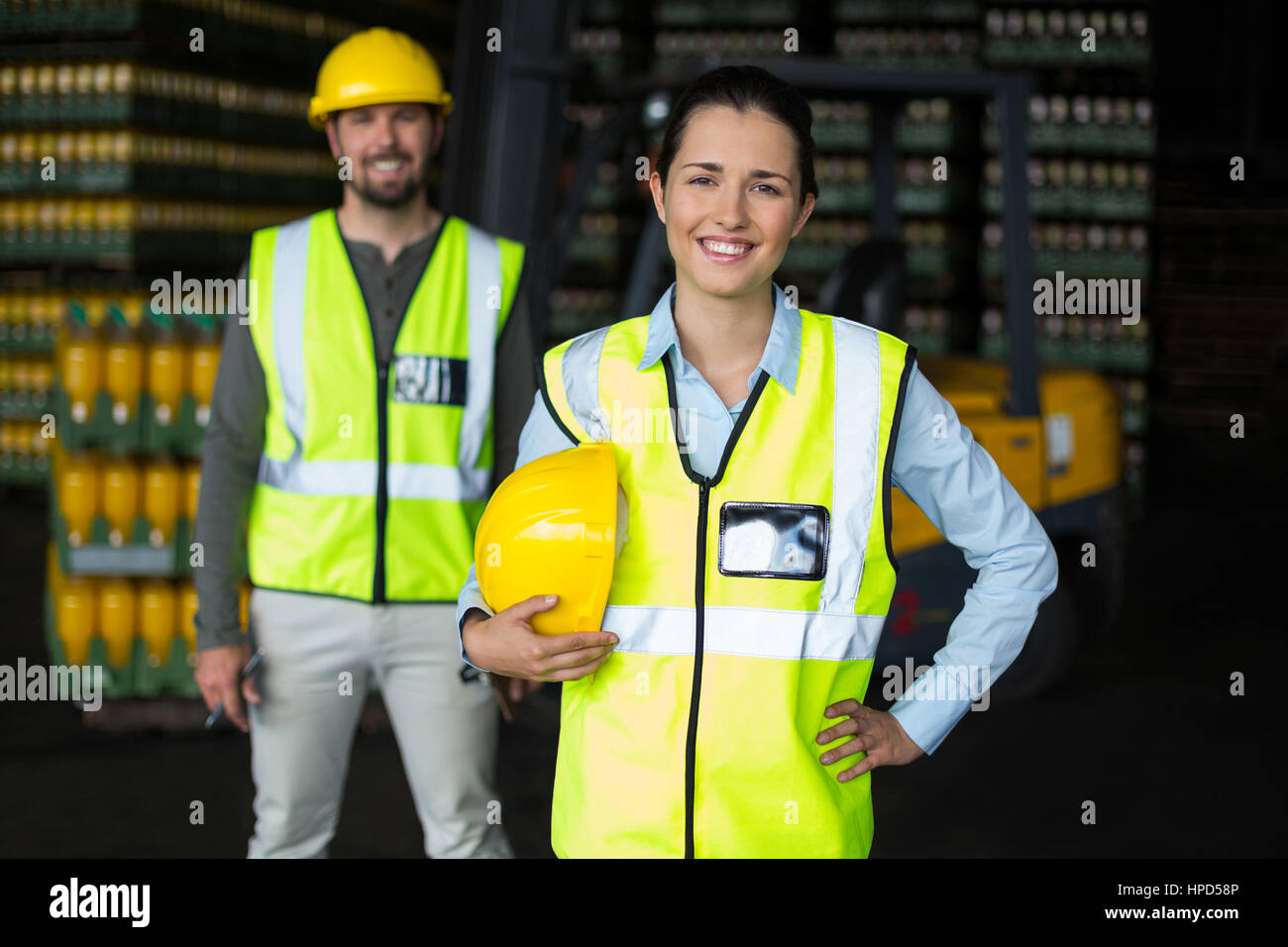 Portrait of smiling factory workers standing en usine de production de boissons Banque D'Images