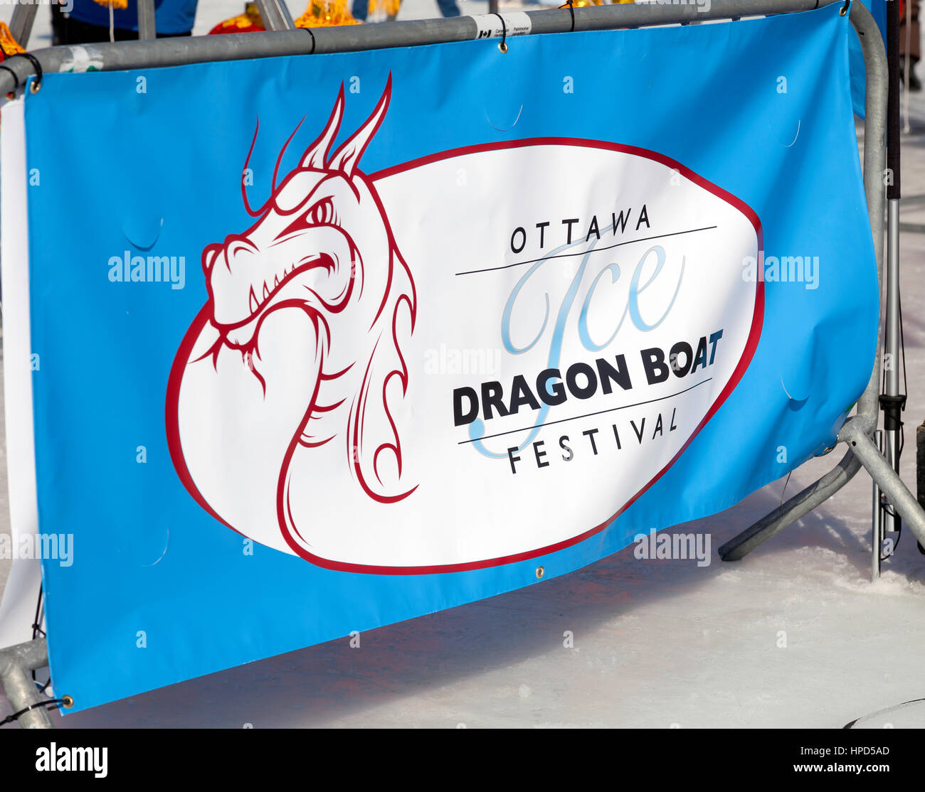 Le drapeau pour la première course de bateaux-dragons de glace en Amérique du Nord qui a eu lieu sur le Canal Rideau sur le lac Dow à Ottawa, Ontario, Canada Février 2017 Banque D'Images