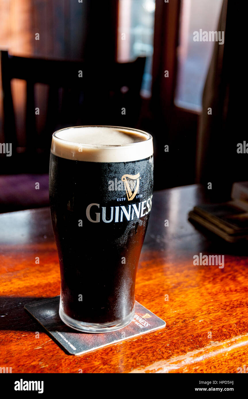 Pinte de bière stout Guinness en Irlande Banque D'Images