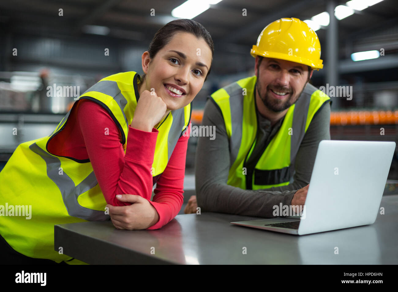 Portrait de travailleurs d'usine à l'aide de tablette numérique à l'usine de production de boissons Banque D'Images