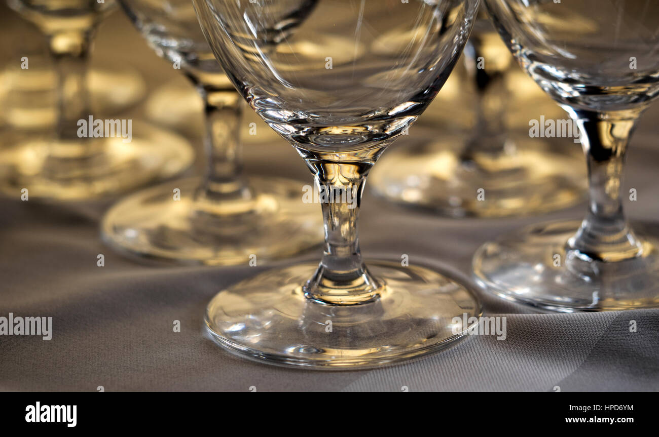 Verres à vin vide sur la table Banque D'Images
