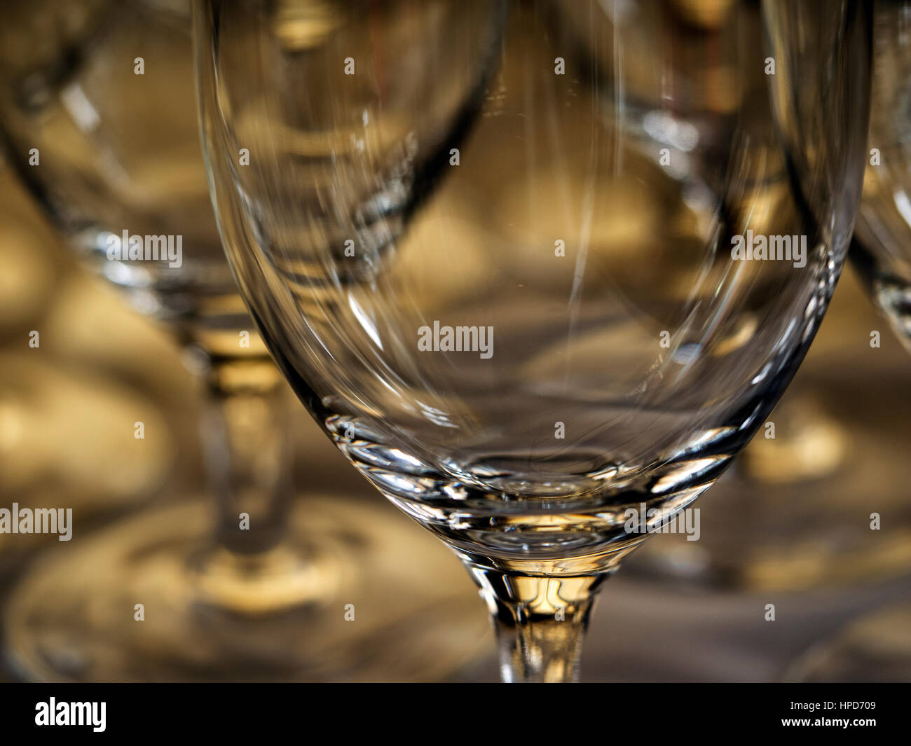 Verres à vin vide sur la table Banque D'Images