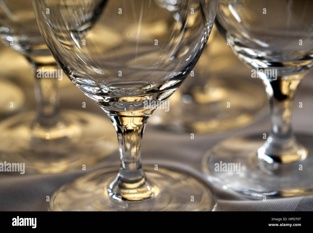 Verres à vin vide sur la table Banque D'Images