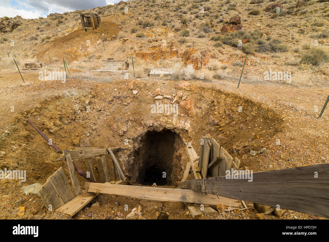 Ancienne mine d'or abandonnée d'entrée dans le désert du Nevada, près de ville fantôme. Banque D'Images